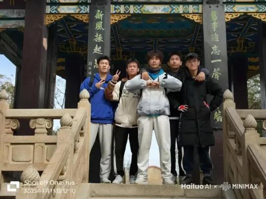 中间白衣服的人拿机关枪把旁边的人杀了 by Hailuo AI Video Generator