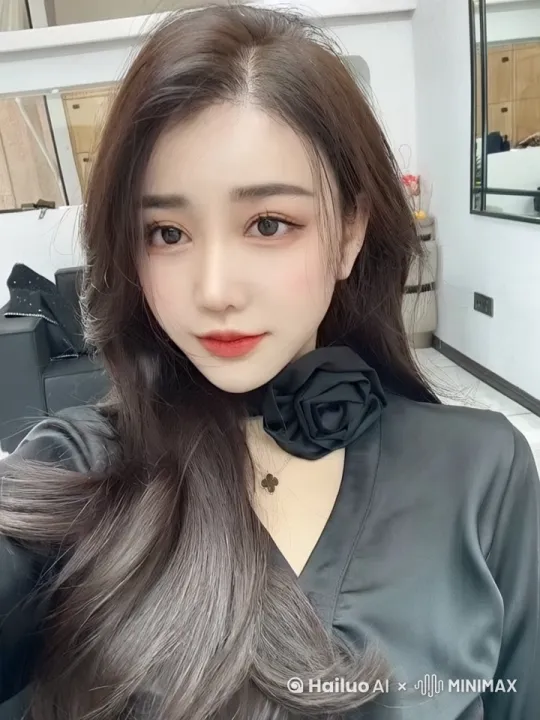 剑影刀光，红颜仗剑走天涯。
 by Hailuo AI Video Generator