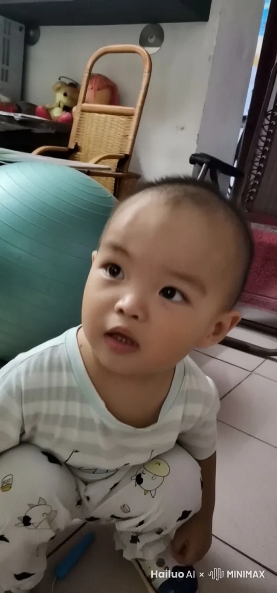 小孩子走向一个漂亮小姐姐 by Hailuo AI Video Generator