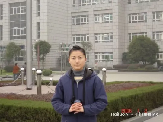 女子落寞的离开，镜头由远及近。 by Hailuo AI Video Generator