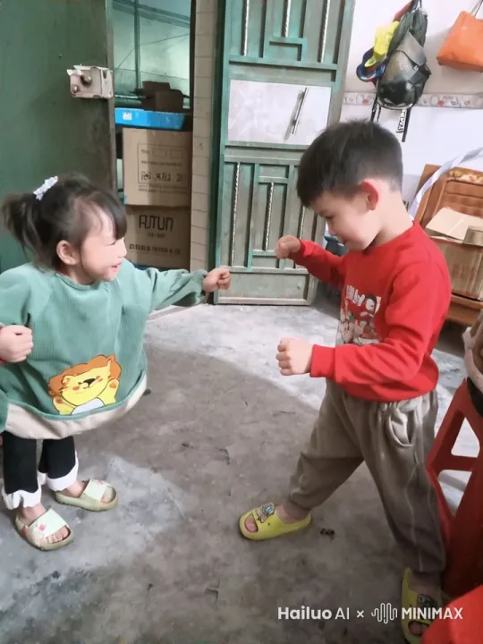 两个小孩史诗级打斗，旋转飞起两米高，打的尘土飞扬 by Hailuo AI Video Generator