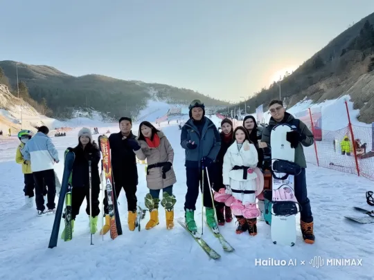 生成雪地里用咏春互相搏击的视频 by Hailuo AI Video Generator