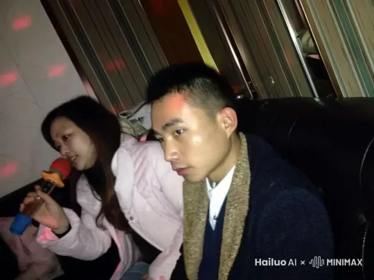 镜头拉远，两个人一边说话，一边看向对方 by Hailuo AI Video Generator