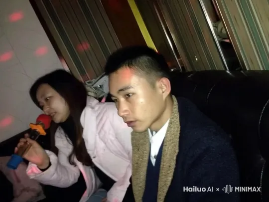 男士深情弹吉他，女士激情唱歌，镜头由远及近。 by Hailuo AI Video Generator