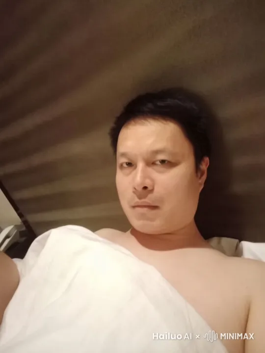 男士被钞票砸脸 by Hailuo AI Video Generator