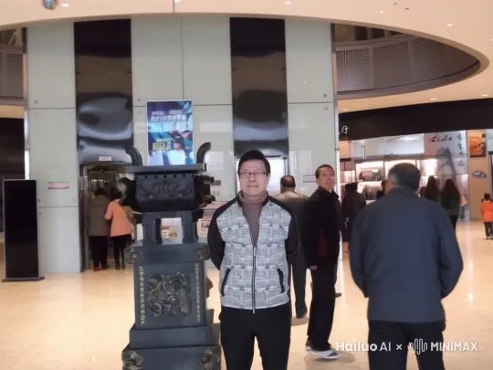 男士蹲下找手机 by Hailuo AI Video Generator