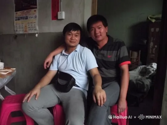 男士蹲下找手机 by Hailuo AI Video Generator