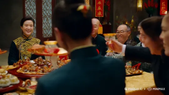 亲爱的朋友们，

大家好！欢迎来到我们这场蛇年春节团圆饭的“蛇鼠一窝”大聚会！首先，我得感谢大家，没有被我的邀请吓跑，毕竟蛇年嘛，总有些人会担心我是不是要请大家吃“蛇羹”。不过放心，今天的主菜绝对没有蛇，只有满满的友情和笑声！

今年是蛇年，蛇在传统文化里可是智慧的象征，所以今天我们不仅要吃好喝好，还要学学蛇的智慧——灵活、机智，当然还有一点点“狡猾”。毕竟，生活有时候就像蛇一样，需要我们灵活应对，不是吗？

在这里，我要特别感谢我们的“大厨”朋友们，你们的厨艺简直可以媲美“蛇吞象”的本事，每一道菜都让我们垂涎欲滴。还有我们的“酒神”朋友们，你们的酒量也像蛇一样，深不可测，今天可要手下留情啊！

当然，团圆饭最重要的是团圆。大家平时都忙得像陀螺一样，今天能聚在一起，真是难得。希望大家能放下烦恼，像蛇一样轻松自在地享受这美好的时光。毕竟，生活就像一场马拉松，我们得时不时停下来，享受一下沿途的风景。

最后，我提议大家举杯，为我们的友谊，为我们的健康，为我们的未来，干杯！愿我们在新的一年里，像蛇一样灵活应对生活的挑战，像蛇一样在温暖的朋友圈里找到归属感。

谢谢大家！希望今天的聚会能给大家留下美好的回忆，也希望我们的友谊像蛇一样，长长久久，永不断裂！

干杯！ by Hailuo AI Video Generator