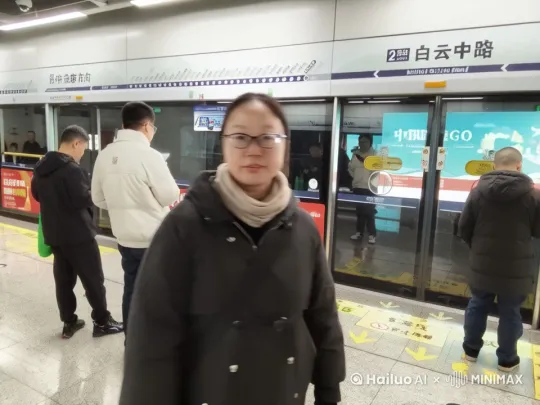 图中女性忽然阴暗的向尽头靠近，周围视角变暗，女性面部扭曲拿刀刺向镜头 by Hailuo AI Video Generator
