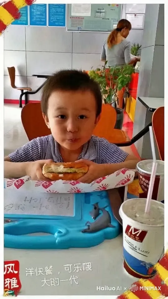 小朋友兴高采烈地大口大口吃着美味，然后哈哈哈哈笑弯了腰，站起来竖起大拇指说，“真棒，你也来吃吧！” by Hailuo AI Video Generator