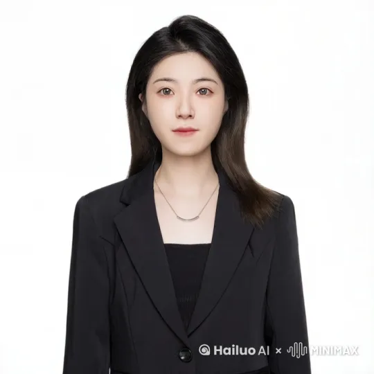 在一个昏暗的洞穴中，一个人的身体开始发生扭曲。他的皮肤逐渐变得鳞片状，闪烁着诡异的光芒。四肢渐渐缩短并融合，化为蛇的躯体。他的面部表情痛苦而狰狞，口中发出低沉的嘶吼。此时，无数灵蛇从黑暗中出动，围绕着他游动，画面阴暗神秘，细节清晰，画质超高。 by Hailuo AI Video Generator
