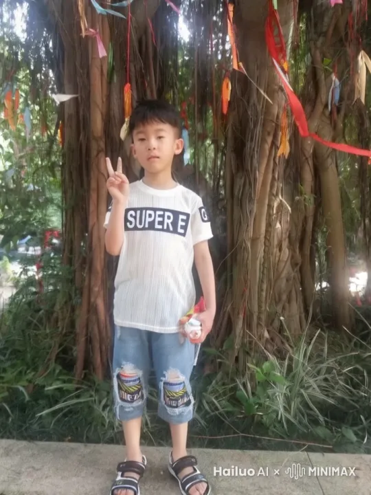以下是为您生成的文生图提示词：

一个可爱的属兔小孩站在月光下的花园中，突然身上绽放出神秘的光芒。小孩的耳朵逐渐变长变尖，毛茸茸的，眼睛变得明亮而灵动。身体长出柔软的兔毛，手脚化作兔爪。瞬间，小孩化为兔神，身后浮现出一轮皎洁的圆月，周围花草随风摇曳，画面色彩鲜艳，细节精致，画质绝佳。 by Hailuo AI Video Generator