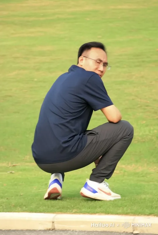 站起来把一个足球一脚爆抽进门死角，足球门与人距离40m远。 by Hailuo AI Video Generator