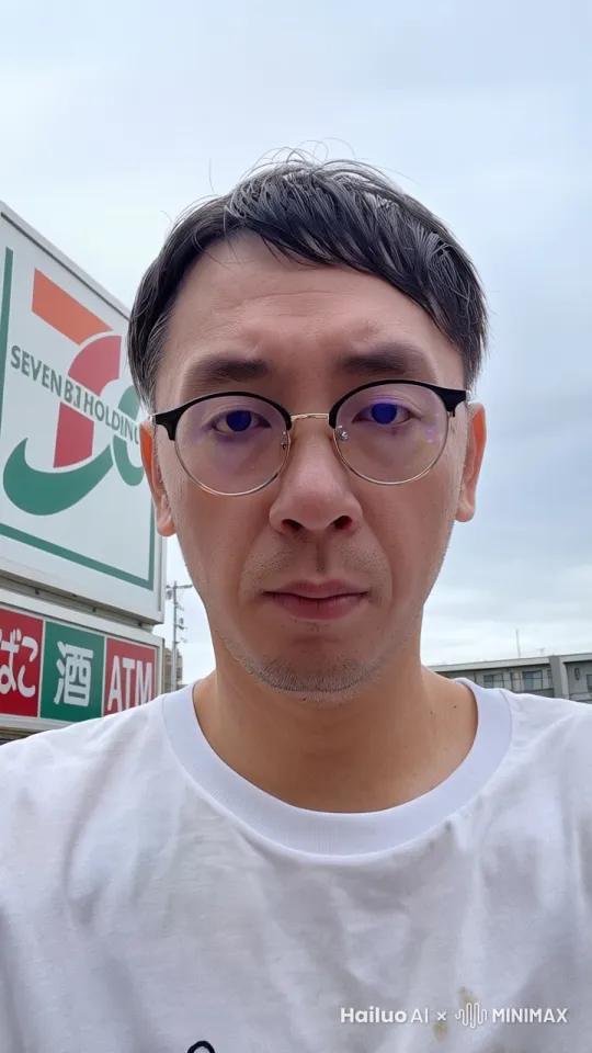 一个穿西装的背头男人，目光如炬，，一身皮装，强壮的身体，背着一把武士刀，行走在在华丽的高楼大厦之间，环绕镜头，写实， by Hailuo AI Video Generator