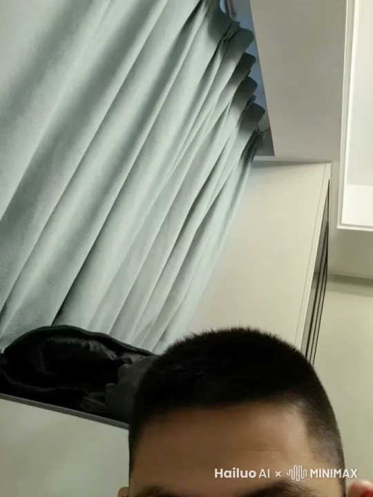 刚理完发，抽香烟 by Hailuo AI Video Generator
