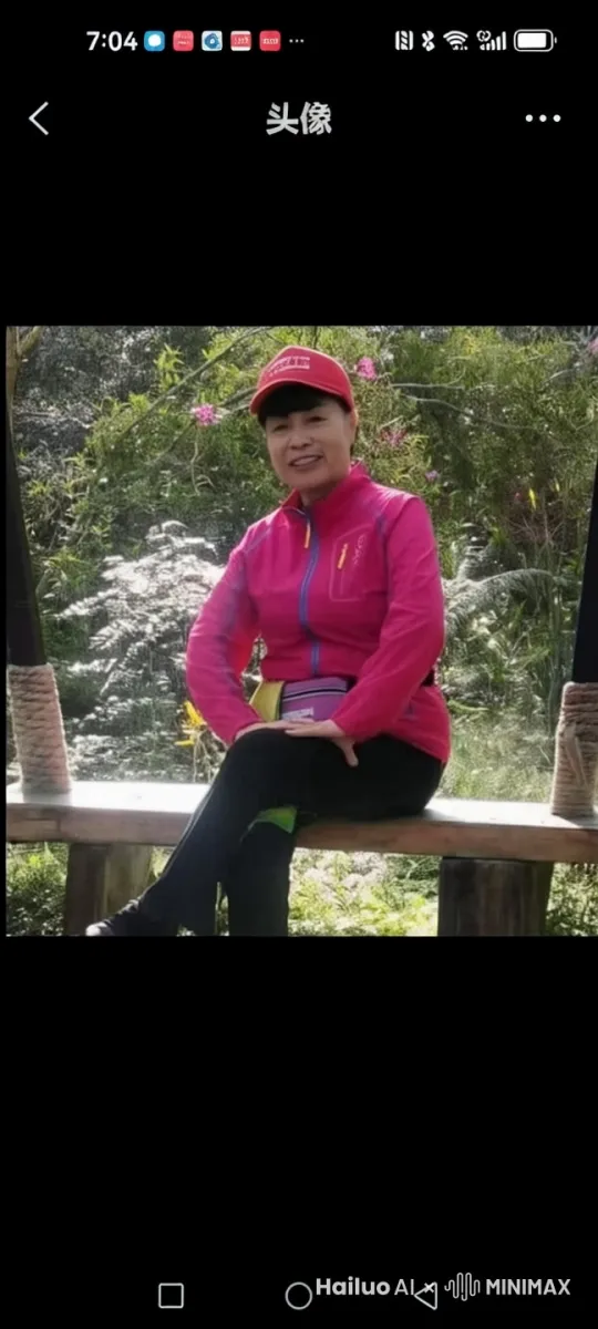 拿麦克风唱歌 by Hailuo AI Video Generator