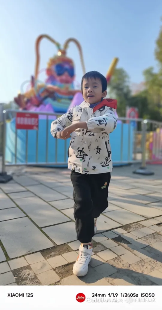 蛇年春节，小朋友梦中变成喜萌小巨人后摇晃着东方明珠塔当金箍棒征战沙场 by Hailuo AI Video Generator