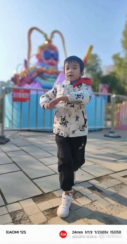 蛇年春节，小朋友梦中变成喜萌小巨人后摇晃着东方明珠塔当金箍棒征战沙场 by Hailuo AI Video Generator