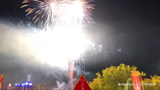 在除夕的夜晚，一束绚丽的烟花在空中绽放，随即散落的烟花变成了许多毛绒玩具，在空中散落下来。最后屏幕上出现，“蛇年快乐”四个字。 by Hailuo AI Video Generator