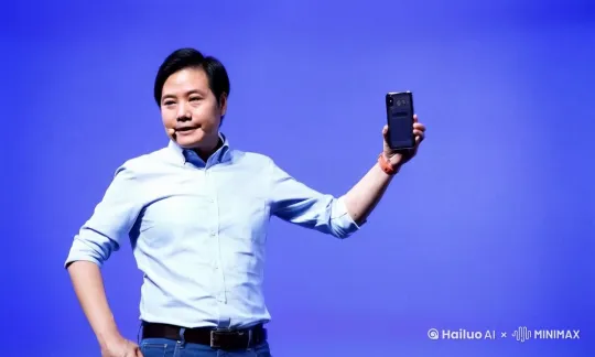 让这个人开始介绍自己的手机，一只猴子指着他跳舞，主持人惊慌失措 by Hailuo AI Video Generator