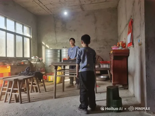 让图中两个小朋友飞到天空中，拥抱在一起后亲吻 by Hailuo AI Video Generator