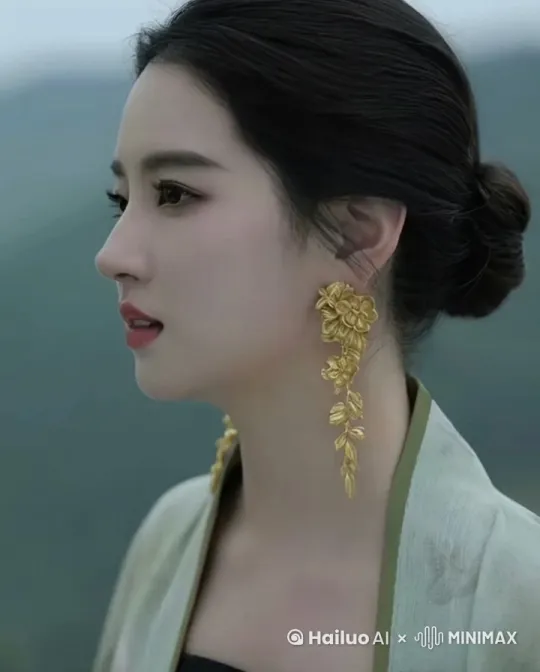 她转过脸来 含情脉脉的看着镜头 并挤了一下右眼 by Hailuo AI Video Generator