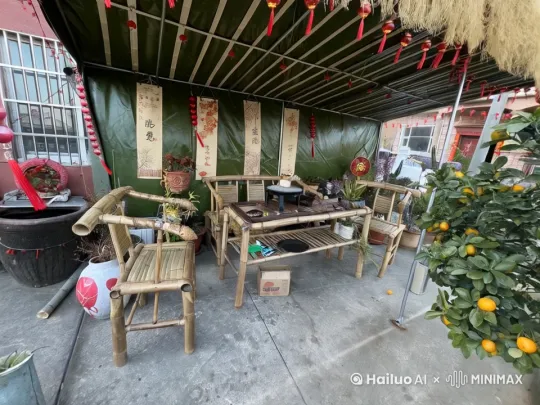一只胖橘猫，坐在椅子上烧烤，图片上方写着新年快乐 by Hailuo AI Video Generator