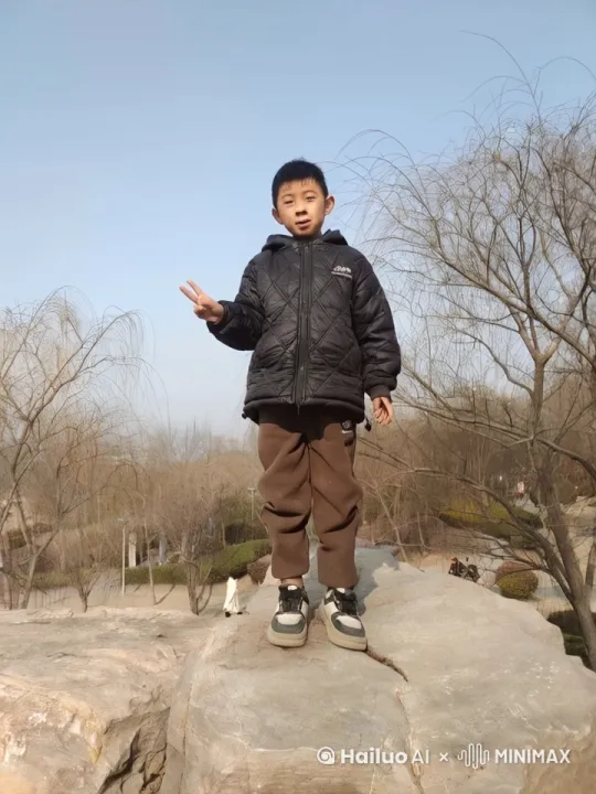 让图片中的男孩，跳下去 by Hailuo AI Video Generator