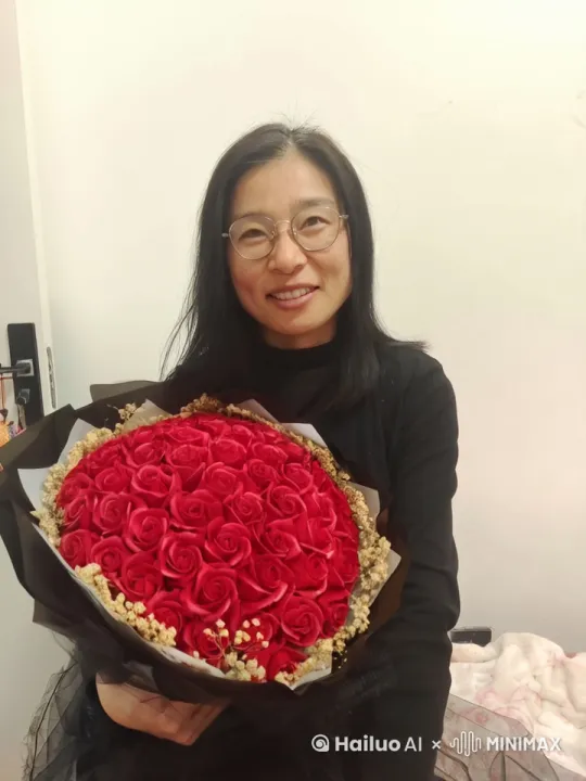让图中的女人，把花丢掉，拿起一把aK47，和旁边的人乱射 by Hailuo AI Video Generator
