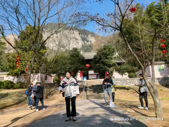 走在公园里的场景，边走边唱歌 by Hailuo AI Video Generator