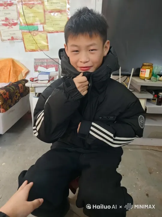 让他大笑起来。并让他从身后拿出一大根的香蕉。再让香蕉发生剧烈爆炸，炸出一大堆的核桃。最后再让他跟着核桃飞上去。 by Hailuo AI Video Generator