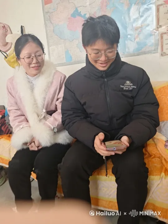 让他们两个拿两个大烤肠。在吃的时候烤肠爆炸炸出一大堆的蓝莓再让他们两个哈哈大笑飞上天空。 by Hailuo AI Video Generator