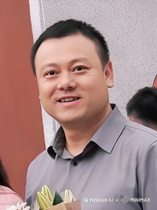 人物变身成一位宇航员，在火星上坐在休闲椅上看书喝茶，桌上还手工艺术品，周围的景色、火星城市建筑与地貌浑然一体。人物身高1米65左右，注意比例真实，角色形象细腻，氛围感强，大师作品 by Hailuo AI Video Generator
