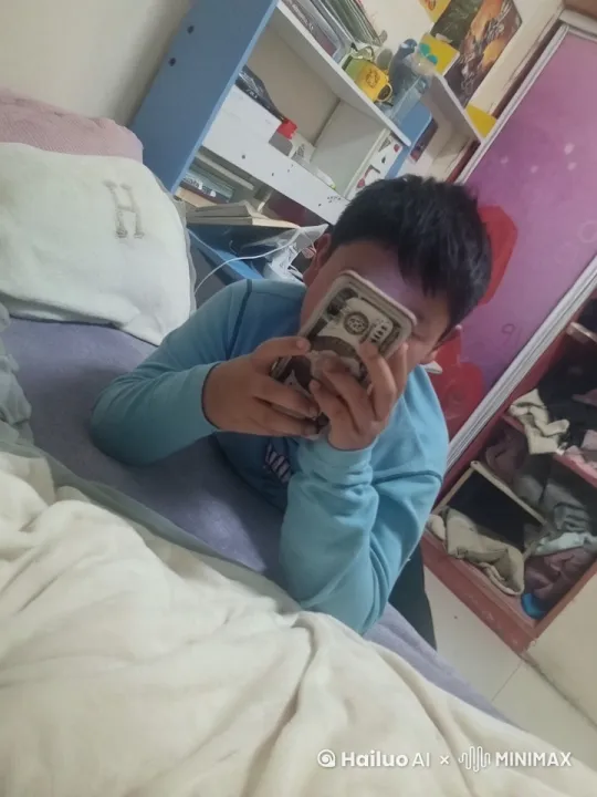 戴上假面面具突然跑到地上开始跳街舞跳到一半然后跳进手机里啃东北雨姐大汗脚被东北雨姐一脚踹进河里吃麦当劳然后被河里的科比救上来。科比变成直升机带的徐建洲离开然后飞到一半突然坠机 by Hailuo AI Video Generator
