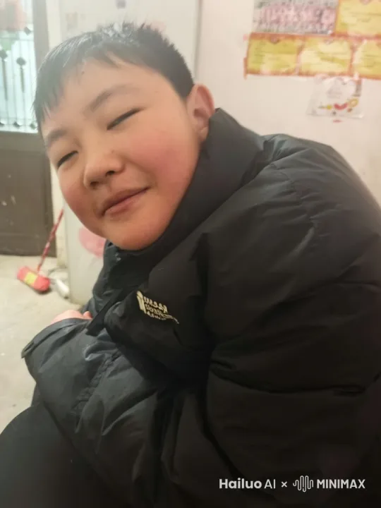 让他从嘴里拿出一根巨大的烤肠。再让烤肠爆炸。炸出一大堆的酸奶。再让他哈哈大笑哦，吃下这些酸奶。 by Hailuo AI Video Generator