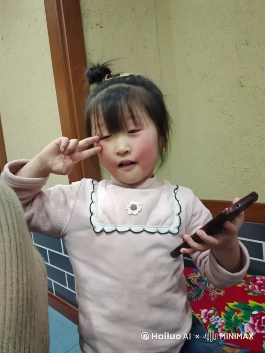 但图中的小女孩发疯，拿起大刀疯狂乱砍，墙，把墙开了个稀巴烂 by Hailuo AI Video Generator