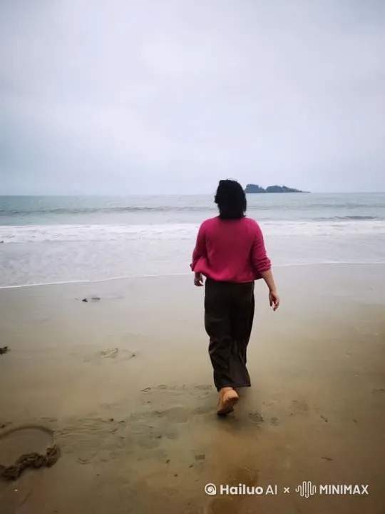 美女向海面走去，脚踩浪花，镜头跟进 by Hailuo AI Video Generator