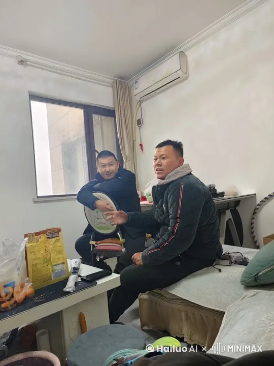 让他们两个拿出两把伞。再让伞下出一场绿宝石雨，让所有的绿宝石爆炸炸出一大堆的热狗，最后让他们螺旋升天。 by Hailuo AI Video Generator