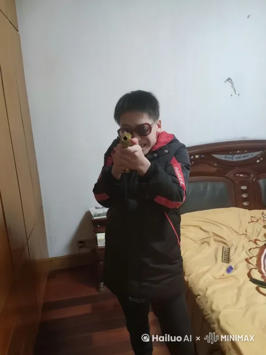 这少年拿着黄金沙漠之鹰，用身法穿梭在枪林弹雨中，把敌人一个个的消灭 by Hailuo AI Video Generator