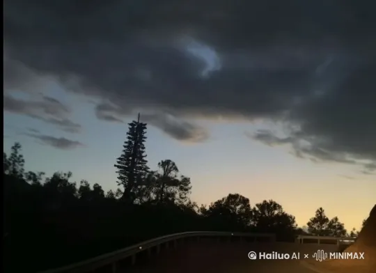 电闪雷鸣，天空上出现一道模糊的身影他一剑把天空劈开的一刀口子 by Hailuo AI Video Generator
