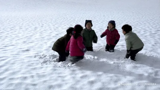 两男三女五位小朋友在伊犁巩留县库尔德宁雪地里玩耍 by Hailuo AI Video Generator