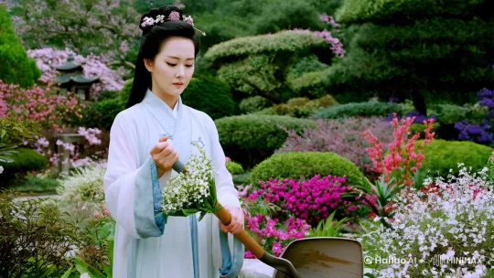 林黛玉扛着锄头在大观园里葬花，画面唯美充满中国风意境，同时给人凄凉的感觉，林黛玉形象参考87版电视剧林黛玉 by Hailuo AI Video Generator