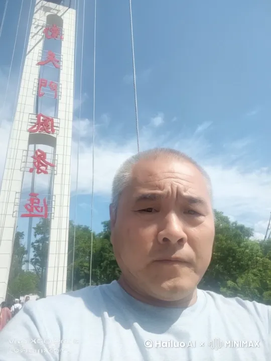 自己在走 by Hailuo AI Video Generator