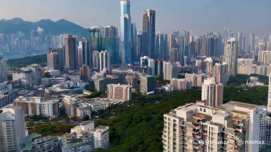 提到在大城市，月薪低于一万，年薪基本为零，若结婚生子甚至可能是负数，超过一万的部分才开始有存款。突然获得外快，如赚了20万，很可能守不住，建议给父母存定期，因为手里有钱容易使人变懒，影响后续收入，比如原本月薪三万，有30万存款后可能就会变成一万五。他还以自身为例，称买很多物业、投资长期产品，让手里没有太多现金，这样才会继续努力做事。对于做几亿生意、账户有十亿现金的老板来说，若突然赚三个亿后买栋大厦，账户没钱只剩两个月开支，也会促使其继续奋进。总之，他认为赚钱要先赚到第一桶金，守住财富并合理投资，才能慢慢变富。 by Hailuo AI Video Generator
