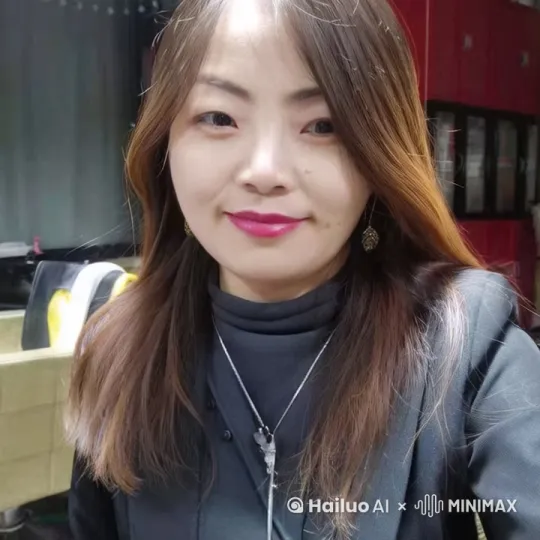 在这个充满未来感的城市街头，一位神秘的女性身穿高科技的紧身战衣，静静地走在人群中。她的服装设计独特，胸部的红色光点和蓝色装饰闪耀着异彩，仿佛她身上融合了机械与生物的力量。她那如丝般的金发随着微风飘动，清澈的蓝色眼眸透出不容忽视的决心与智慧。

视频中的场景随着她的步伐逐渐展开。周围的城市环境充满了未来科技感：闪烁的霓虹灯牌、空中飞行的无人机、街道上行驶的自动驾驶汽车，以及建筑物上投影的全息广告，仿佛每一处都充满着创新与智能。她穿梭在这片繁忙的都市中，仿佛是未来世界的守护者，时刻准备迎接新的挑战。

随着镜头切换，女性角色的动作愈加果断，她在这座城市中与各种高科技设备互动，展现出无与伦比的智慧与力量。视频的节奏逐渐加快，未来感十足的背景音乐让整个场景更加紧张刺激，仿佛预示着即将展开的惊心动魄的冒险。 by Hailuo AI Video Generator