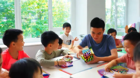 镜号 景别 画面 台词 时长 
1 全景 一群孩子在明亮的教室里开心地摆弄着魔方和对着电脑进行编程 “在探索的旅程中，发现无限可能！” 5s 
2 中景 魔方老师展示快速还原魔方，孩子们惊叹的表情 “欢迎来到我们的魔方与编程世界！” 4s 
3 特写 魔方的各个色块快速转动 “专业的魔方课程，激发孩子的空间想象力和手眼协调能力。” 6s 
4 中景 孩子们专注地听老师讲解魔方技巧 “从基础到进阶，一步步挑战自我。” 5s 
5 中景 电脑屏幕上显示着精美的编程代码和动画效果 “还有精彩的少儿编程课程，开启孩子的逻辑思维大门。” 6s 
6 特写 孩子兴奋地看着自己编写的程序运行成功 “从乐高搭建到高级编程，培养创新精神。” 5s 
7 中景 孩子们在课堂上积极互动，合作完成任务 “在这里，孩子们不仅学习知识，更学会团队协作。” 6s 
8 中景 家长们满意的笑容，孩子们拿着证书和奖品 “让孩子们在快乐中成长，在挑战中进步。” 5s 
9 全景 老师和孩子们一起对着镜头挥手 “快来加入我们，一起开启智慧之旅！
10.视频中全部为中国人。 by Hailuo AI Video Generator
