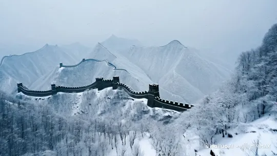 超现实摄影纪实风格。镜头快速推进
整体场景:中国北方,正值寒冬,万里长城盘踞在群山之巅,绵延向远方。此时,鹅毛大雪纷纷扬扬地飘落,将整个天地染成一片洁白。长城宛如一条蜿蜒的巨龙,被这厚厚的积雪温柔包裹,与银装素裹的山峦融为一体。
远景画面:从高空俯瞰,长城的烽火台星星点点地分布在山脉之上,在大雪中若隐若现,像是在守护这片洁白世界。远处山峦起伏,雪雾弥漫,天地间苍茫一片,长城在其间蜿蜒穿梭,尽显巍峨与壮丽。
近景画面:镜头拉近,落在长城的城墙上。积雪层层堆叠在城砖上,每一块城砖都被雪勾勒出清晰的轮廓,雪花不断飘落,填充着缝隙。风卷着雪花飞舞,打在古老的城墙上,似乎在诉说着历史的沧桑。
动态效果:雪花簌簌落下,航拍视角下,能看到雪片在风中的轨迹,它们纷纷扬扬地飘向长城。长城上的旗帜在大风中烈烈作响,旗帜上的积雪被吹落,与空中飘落的雪花交织在一起。
光影效果:天空暗沉,光线微弱,雪的反光让长城在一片灰暗背景下显得格外醒目。长城的阴影与积雪的亮面相互映衬,勾勒出长城蜿蜒曲折的线条,呈现出一种独特的立体感与层次感 。 by Hailuo AI Video Generator