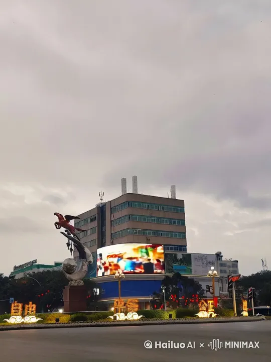 车水马龙街道 by Hailuo AI Video Generator