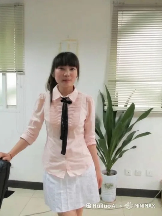 照片中的美女对着镜子微笑，做出一个飞吻手势，然后骑着摩托车离开 by Hailuo AI Video Generator