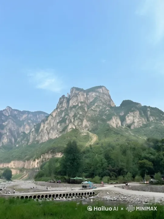 照片中在视野尽头的天空，云雾诡谲地翻滚着，宛如巨大的黑色漩涡。一条体型庞大的巨龙潜藏其中，犹如来自地狱的恶魔。它在云雾中悄然穿梭，每一次动作都伴随着令人毛骨悚然的气息。随着巨龙逐渐靠近，天空瞬间被黑暗笼罩，一道道闪电如狰狞的爪牙，肆意地撕扯着天空，震耳欲聋的雷鸣声好似恶魔的怒吼，让人心胆俱裂。8K高清将巨龙那阴森的眼眸、尖锐的獠牙以及云雾中隐藏的恐怖细节清晰呈现，每一道闪电的强光与雷鸣的巨响，都给人带来强烈的视觉与听觉冲击，营造出紧张惊悚的氛围，让人仿佛置身于一场恐怖的噩梦中。 by Hailuo AI Video Generator